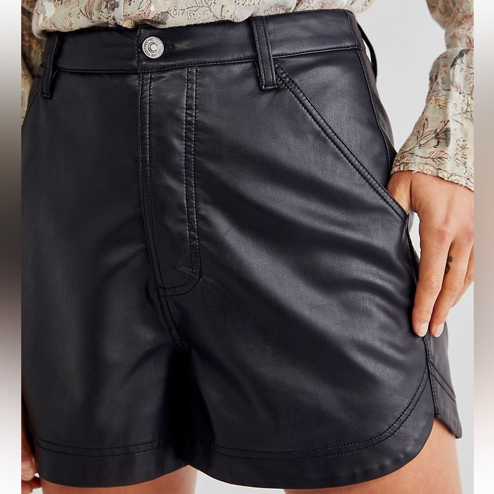 Free People Lita Vegan Leather Shorts in Abyss. Size 6